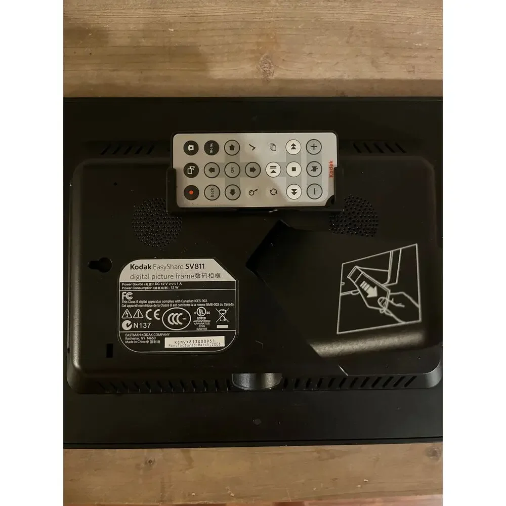 Kodak easy share 8” digital picture frame new. Includes memory card‎ & remote